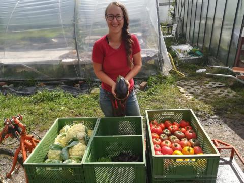 Marie Woeste hält Gemüse